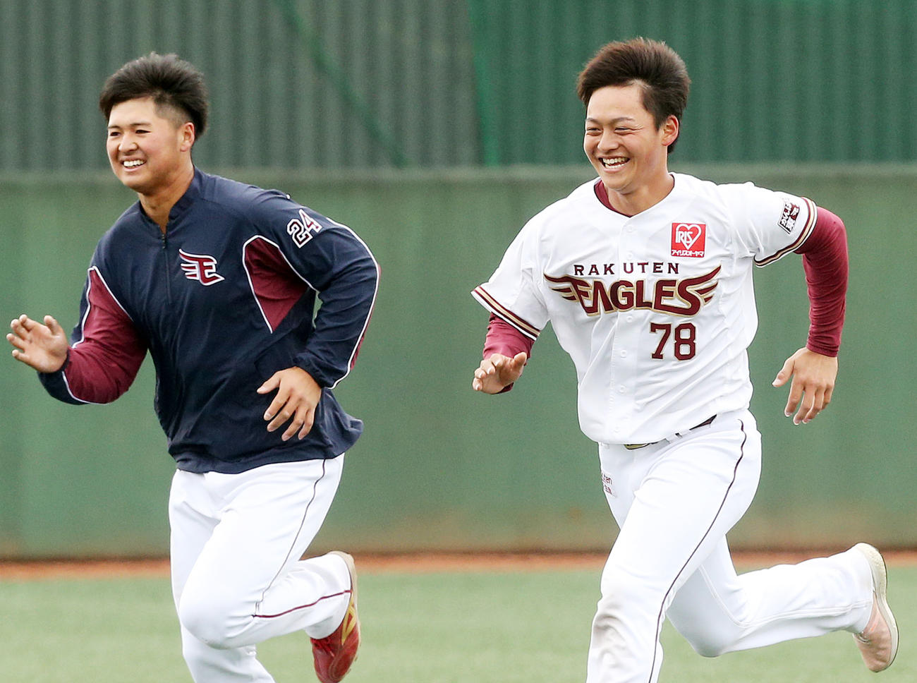 水上は黒川（左）と笑顔でダッシュ
