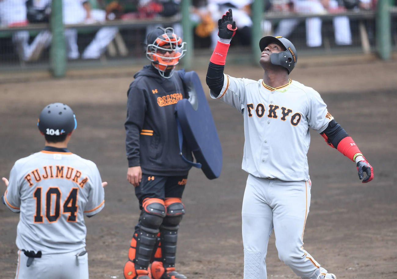 練習の中で行われた紅白戦の8回表3軍1死、右越えソロ本塁打を放った巨人モタ（右）は生還しポーズ（撮影・鈴木みどり）