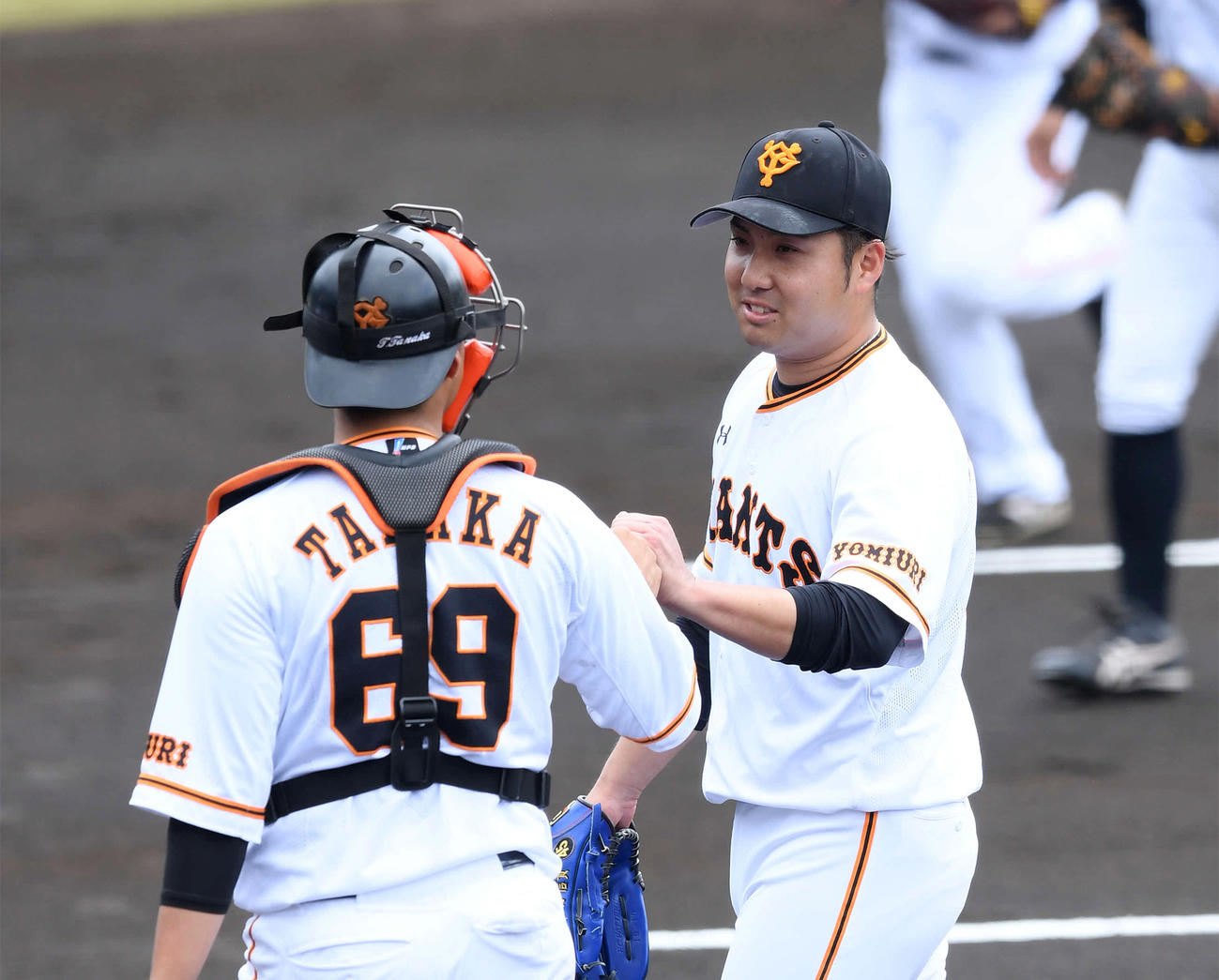 1回表を無失点に抑え、田中貴（左）とタッチを交わす2軍先発の巨人今村（撮影・鈴木みどり）