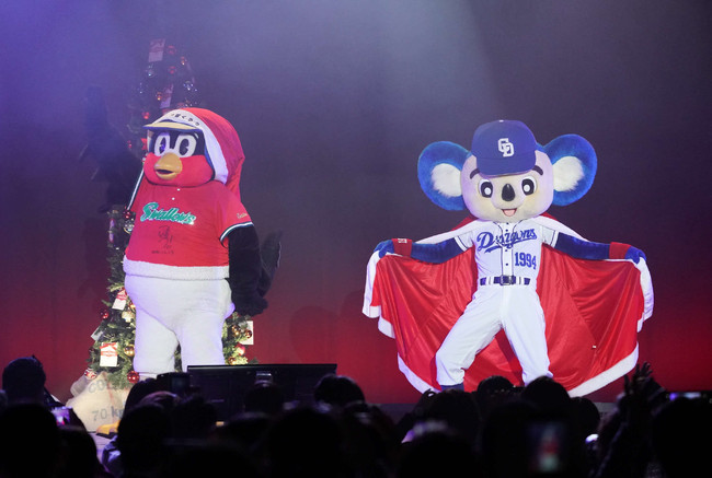 クリスマスディナーショーでサンタ風衣装で観客を盛り上げるドアラとつば九郎（19年12月22日撮影）