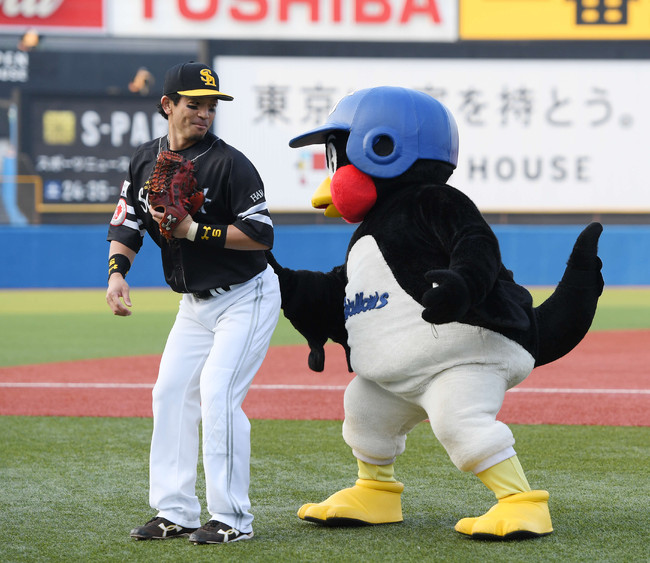 19年6月19日の交流戦　ヤクルト対ソフトバンク　前日、本塁打を放ち「熱男～」と叫んだソフトバンク松田に対して、公約通り？　「おしりぺんぺん」