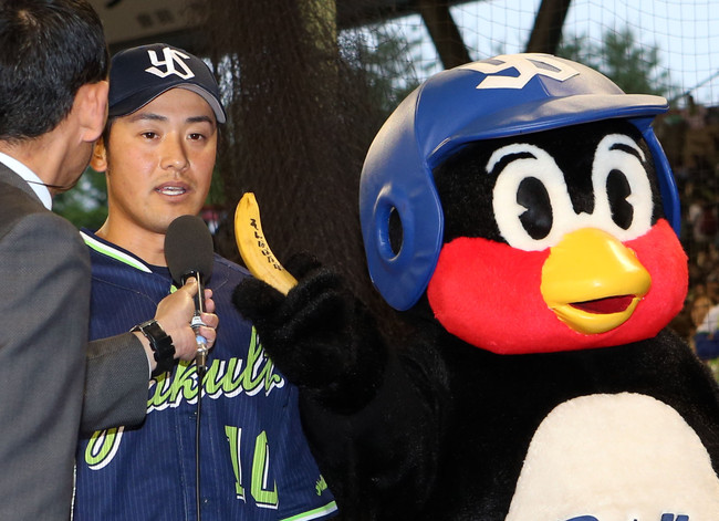 19年6月15日の西武対ヤクルト　ヒーローインタビューで、「そんなばなな」と書かれたバナナをつば九郎から突きつけられる荒木貴裕