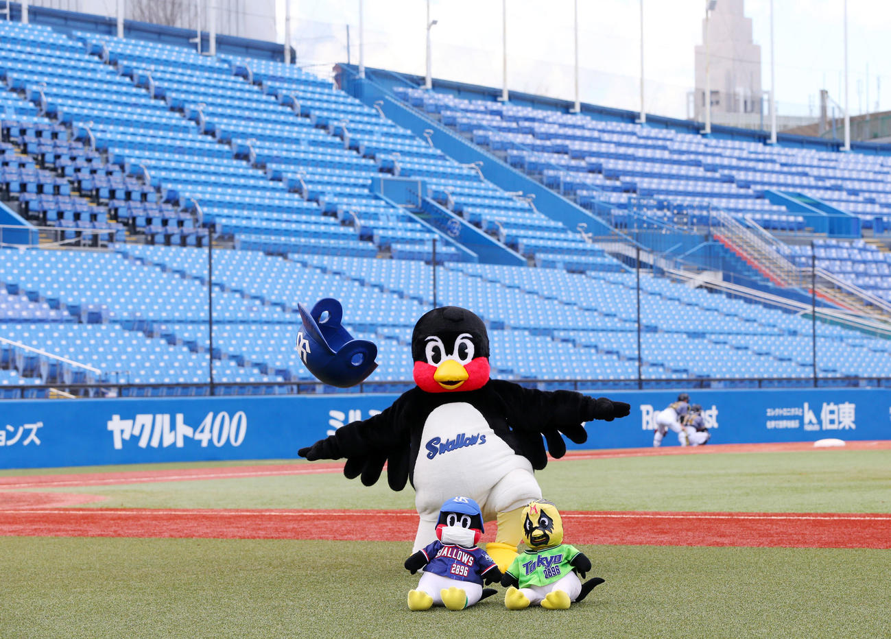 ヤクルト対阪神　無人のスタンドを前にパフォーマンスするつば九郎（20年3月11日撮影）