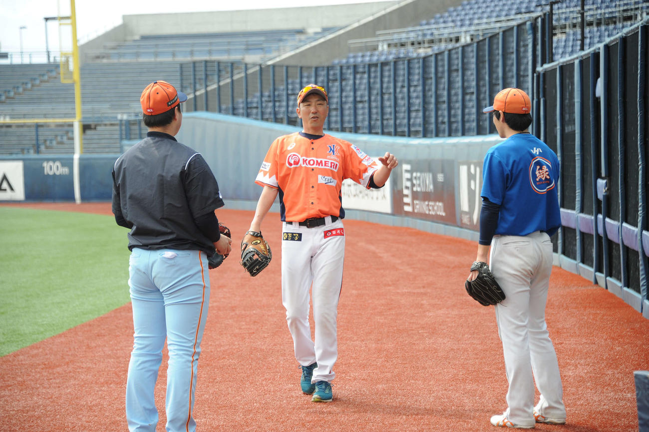 練習中、選手にアドバイスをする清水監督（中央）