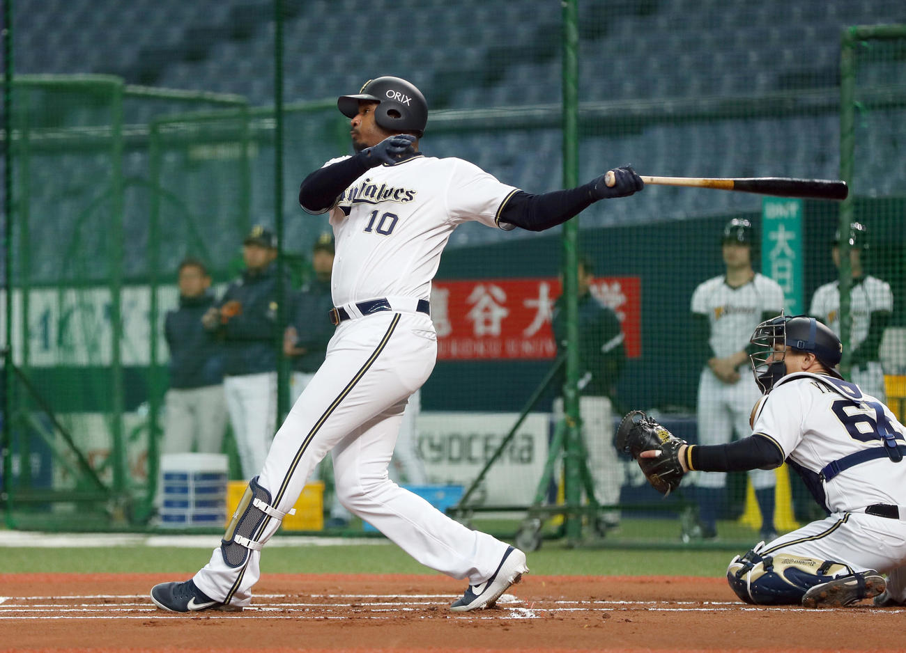 シート打撃で中飛に倒れるジョーンズ（撮影・前田充）