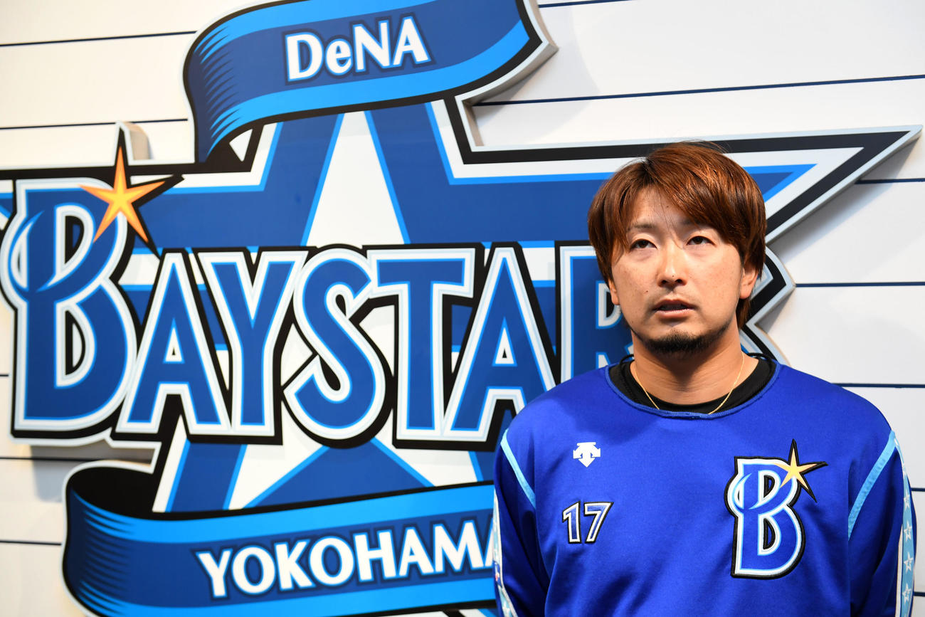 自主練習を終え取材に応じるDeNA三嶋（撮影・横山健太）