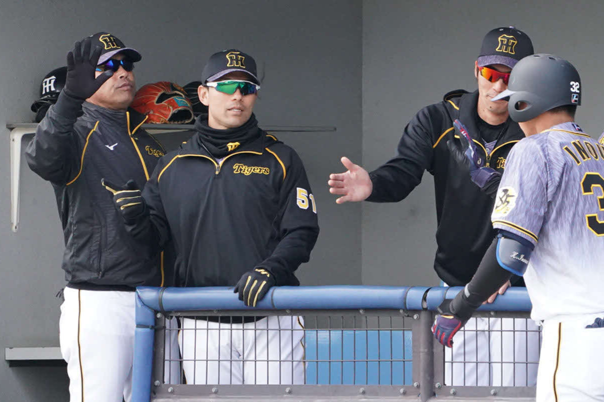 20日、中日対阪神戦でナゴヤ球場で試合を行った伊藤隼（左から2人目）ら