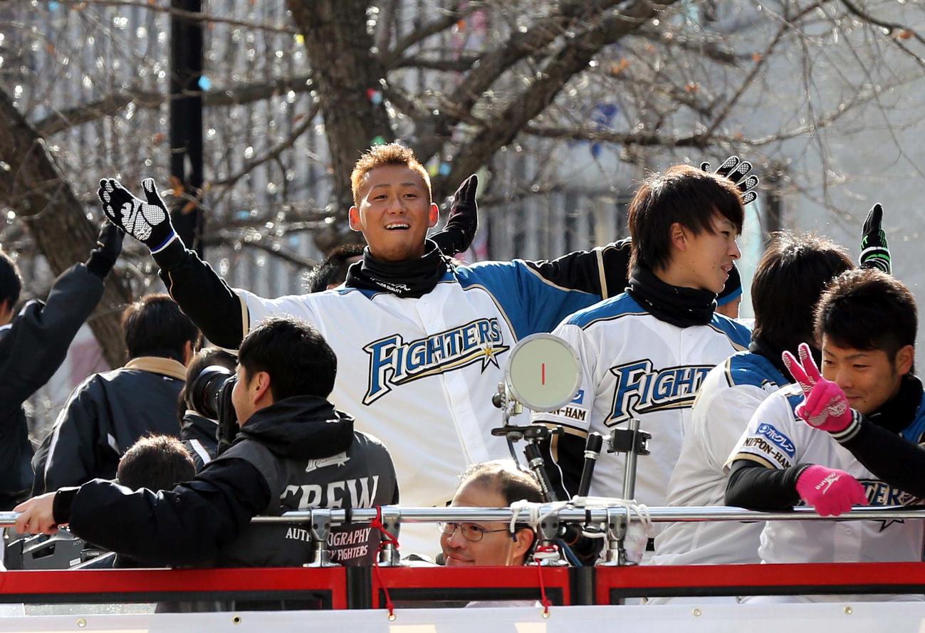 12年11月、優勝パレードで笑顔を見せる中田
