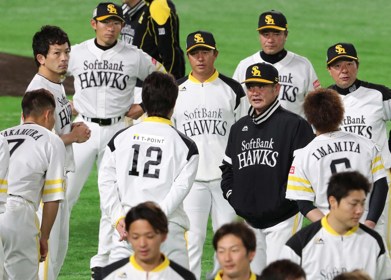 練習前、ナインと話をする工藤監督（中央右）（撮影・梅根麻紀）