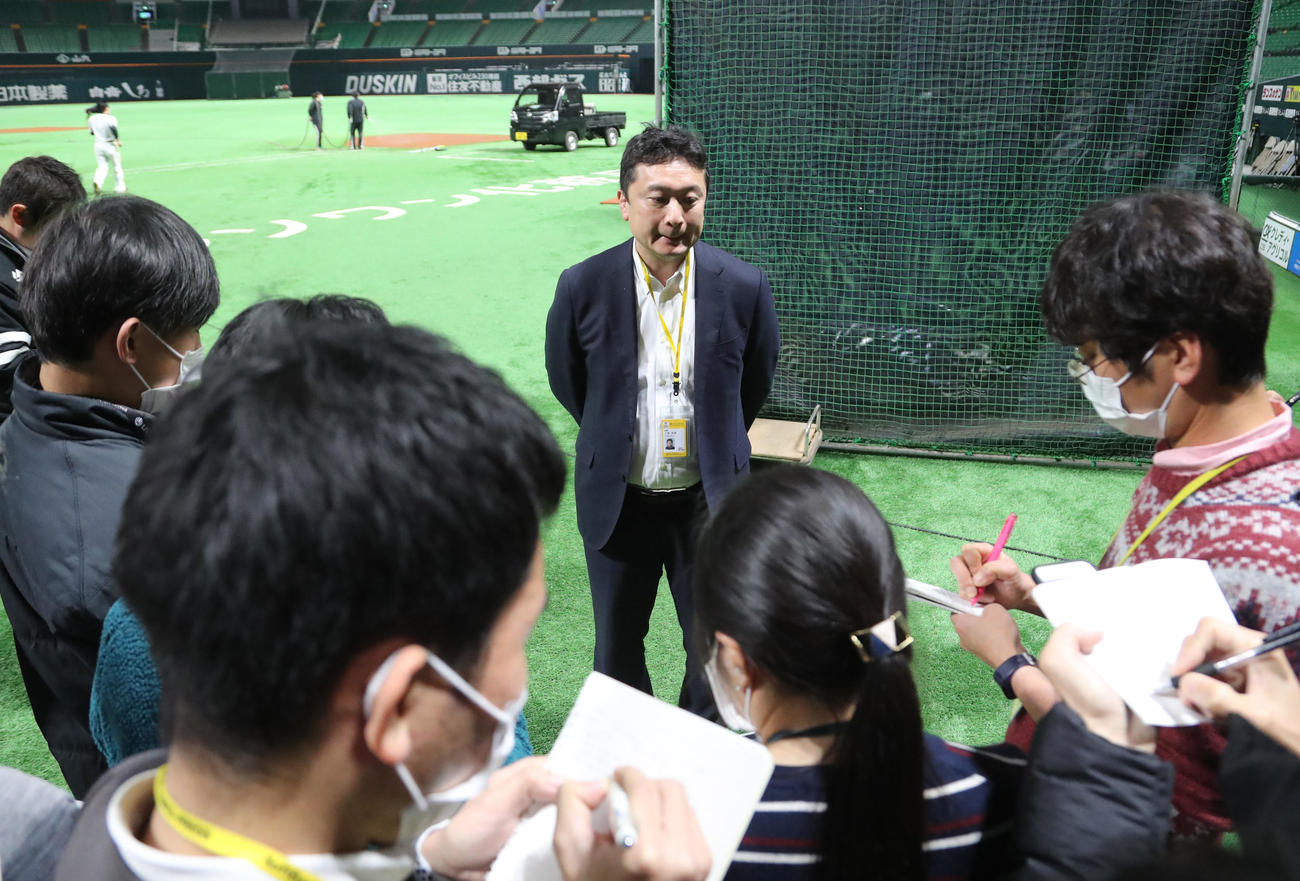 「一時的にチームの活動を休止する」と報道陣に状況を説明する三笠GM（撮影・梅根麻紀）