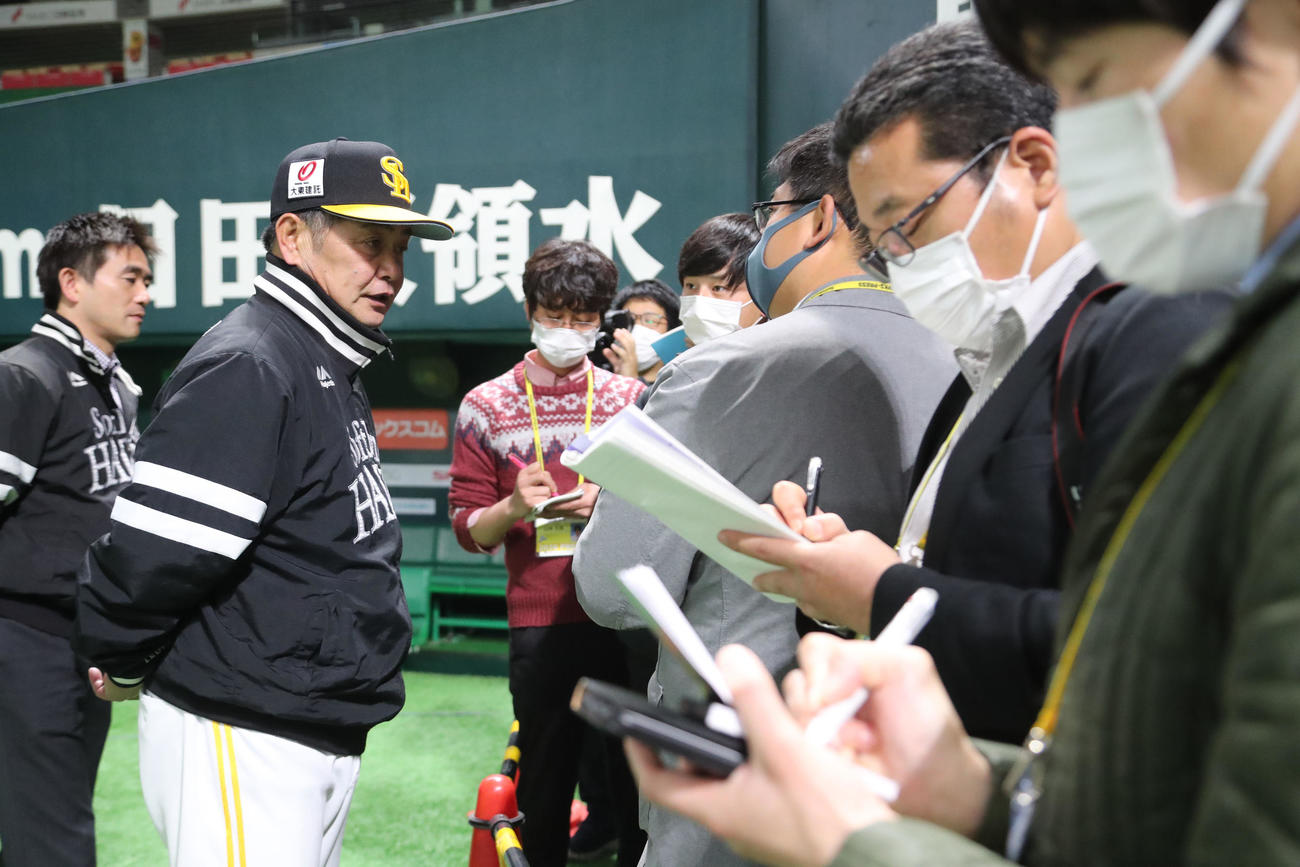 「一時的にチームの活動を休止」を受けて報道陣の質問にこたえる工藤監督（撮影・梅根麻紀）