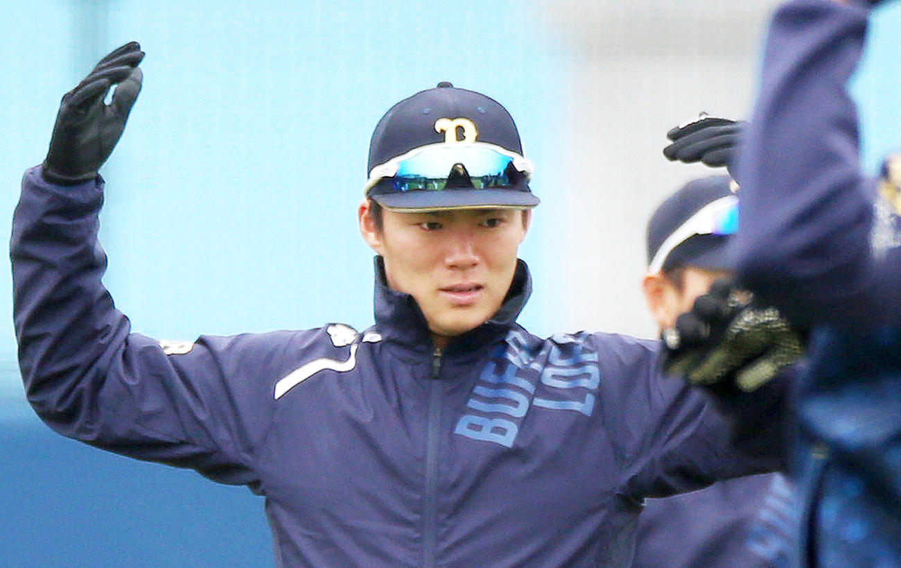ストレッチするオリックス山本（撮影・上山淳一）