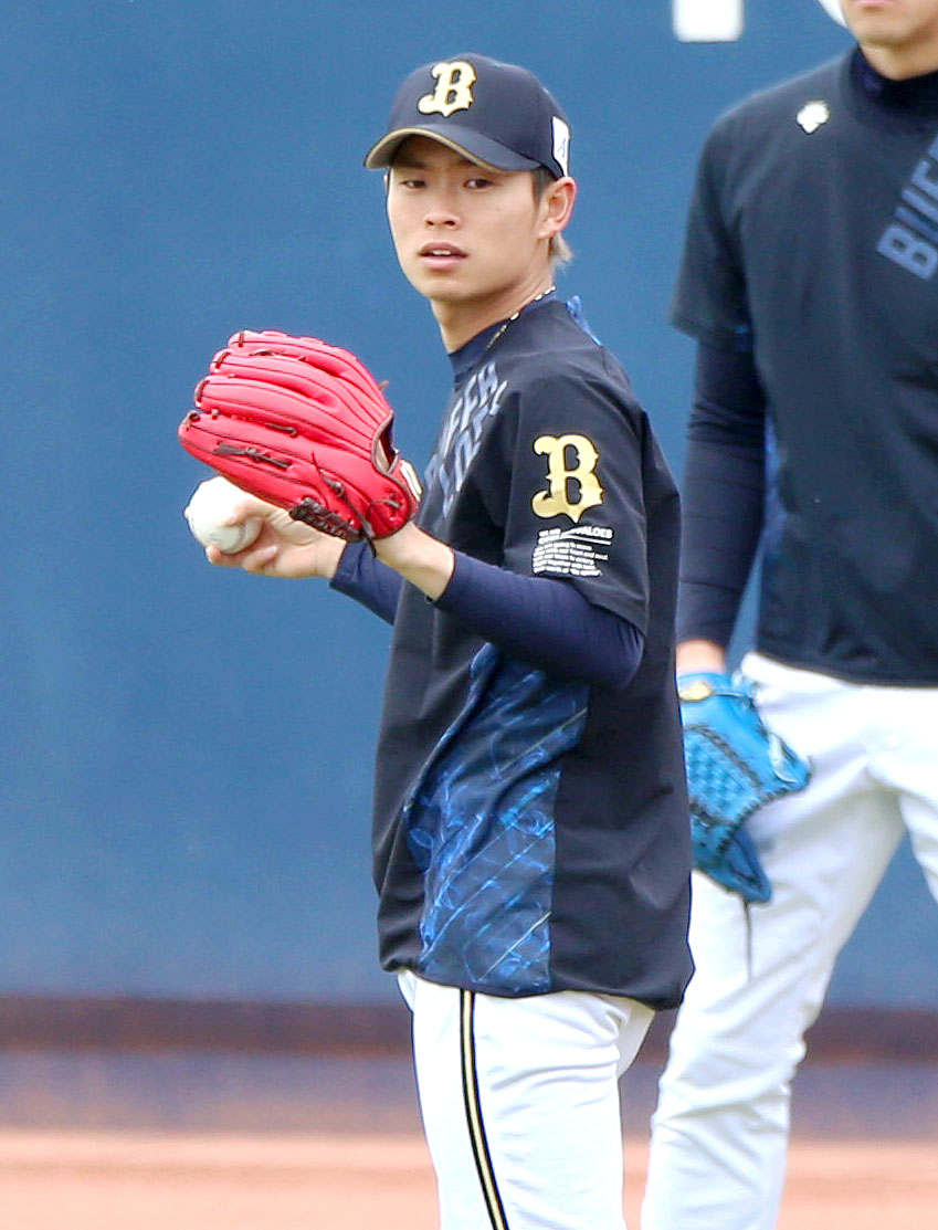キャッチボールするオリックス山岡（撮影・上山淳一）