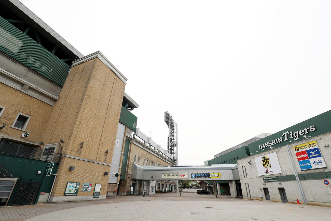 人通りもまばらな甲子園球場（撮影・加藤哉）