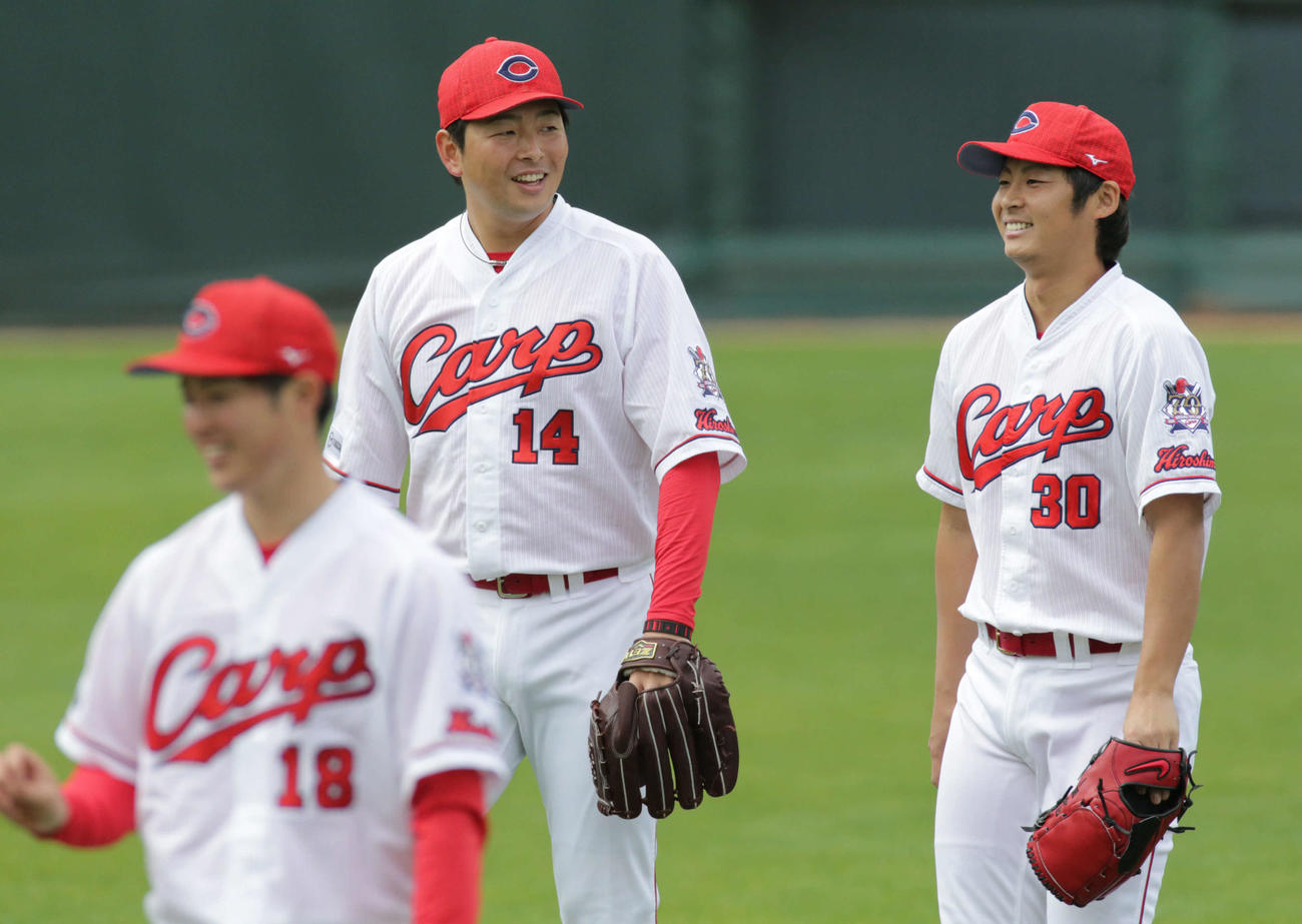 大瀬良と一岡（右）。左手前は森下（撮影・加藤孝規）