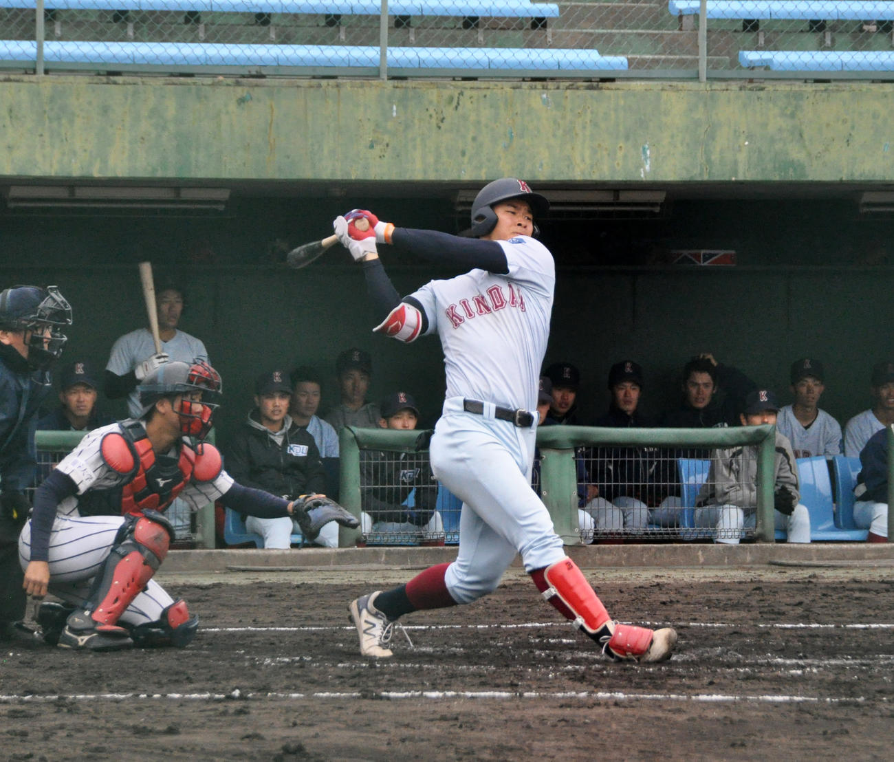 4回、近大・佐藤は右翼線へ二塁打を放つ（撮影・石橋隆雄）