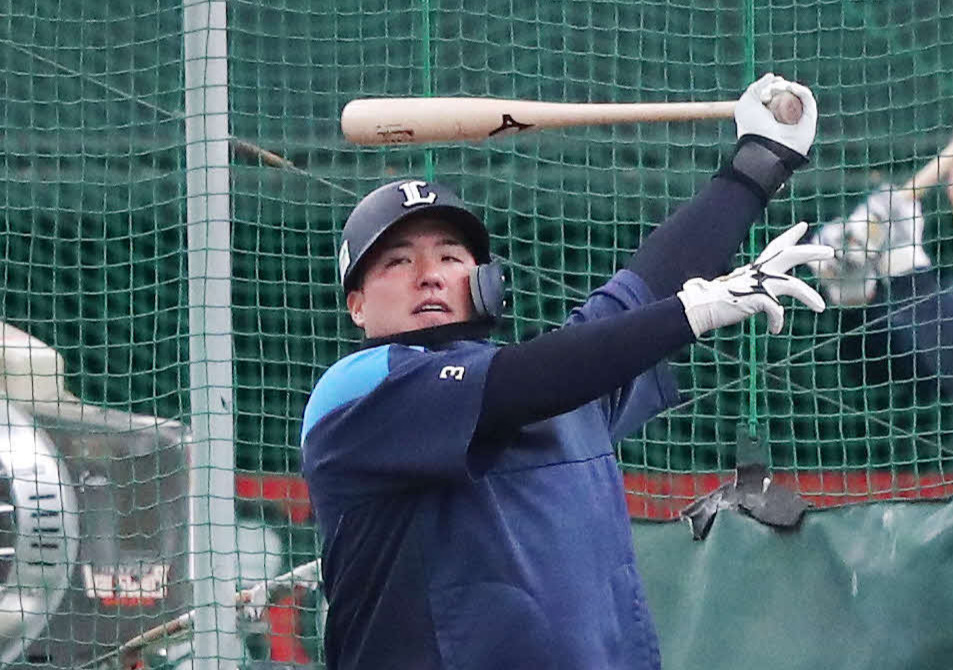 打撃練習する西武山川（撮影・鈴木正人）　