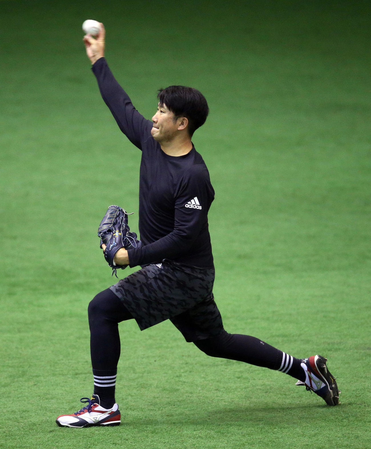 キャッチボールする巨人菅野（撮影・大野祥一）
