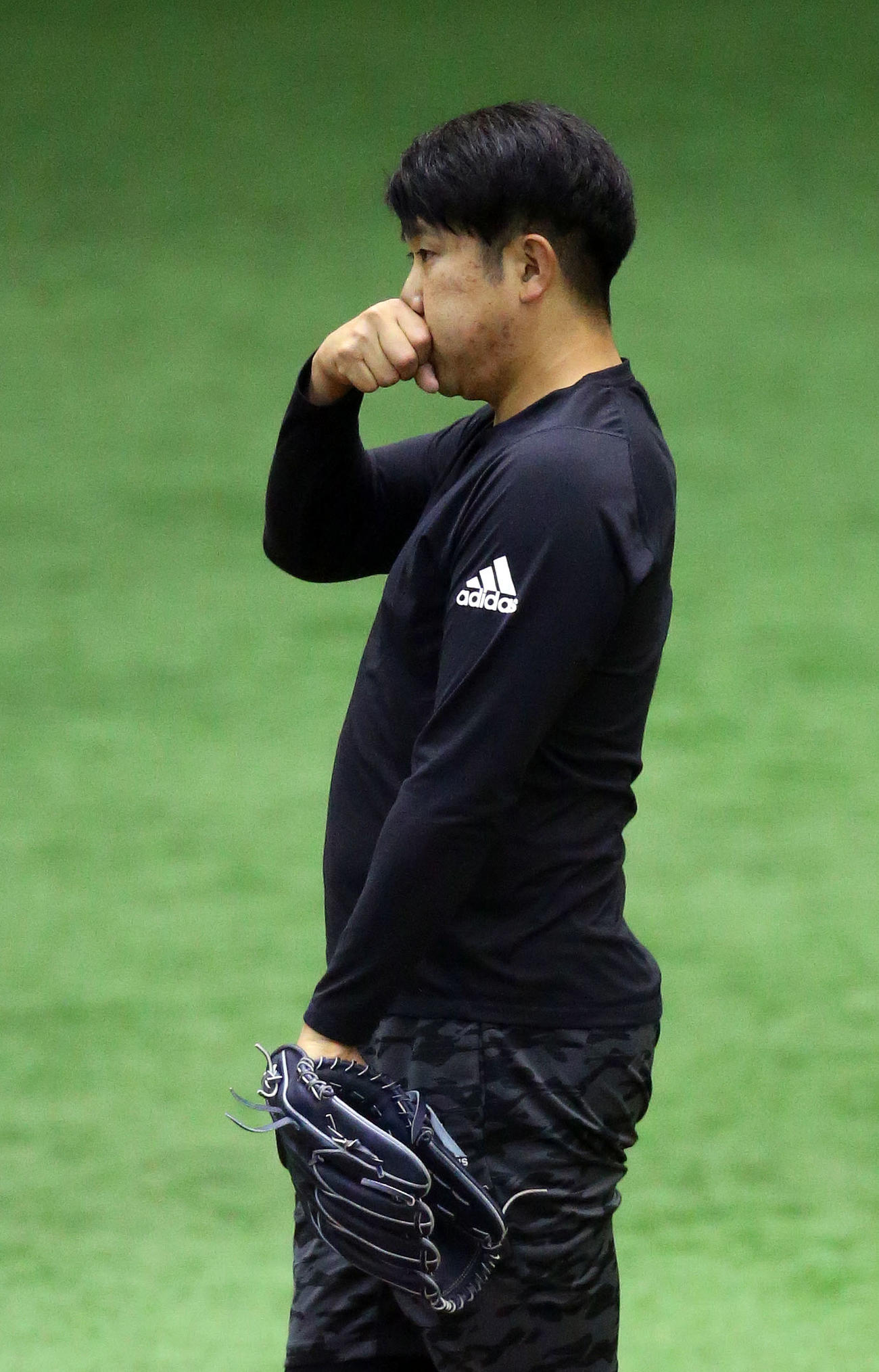 息をかけて手を温める巨人菅野（撮影・大野祥一）