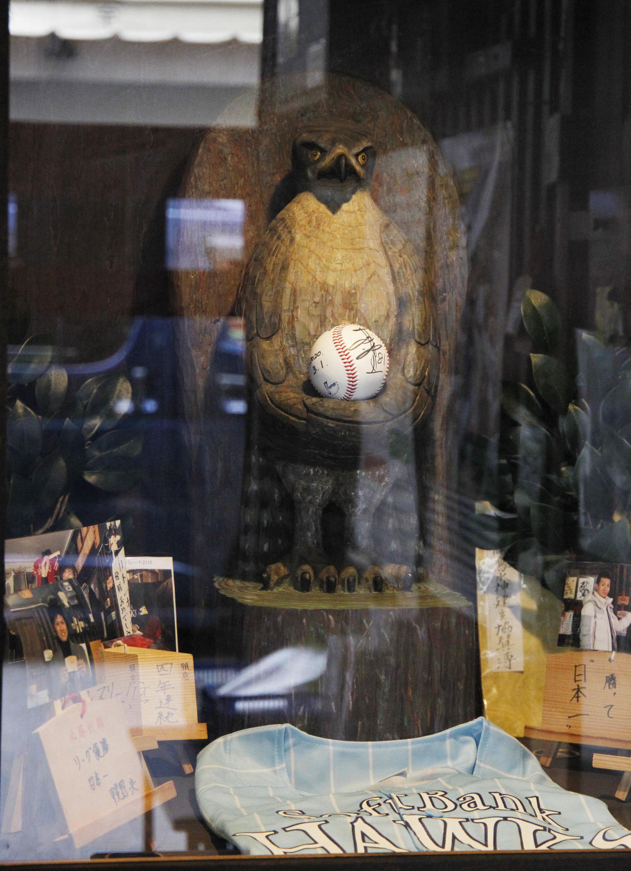 西新商店街の勝鷹水神には工藤監督のサインボールがまつられている（撮影・菊川光一）