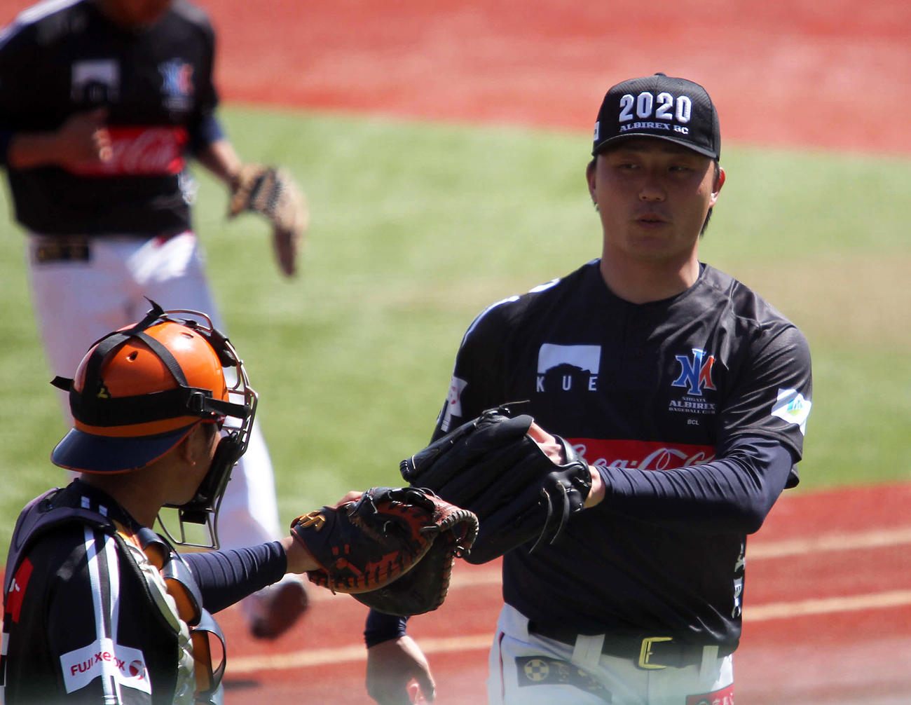 海老塚は、奥田捕手（左）とグラブタッチしながらベンチへ戻る（撮影・涌井幹雄）