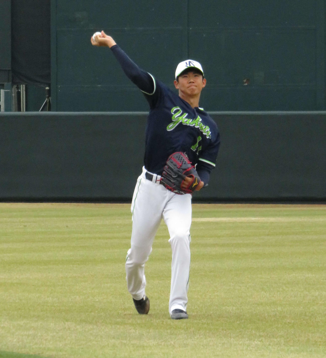 軽めのキャッチボールをするヤクルトのドラフト1位、奥川
