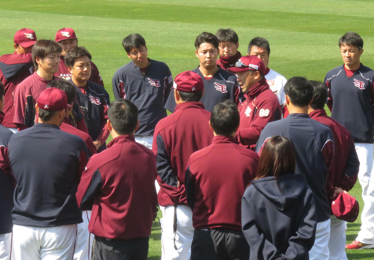 全体練習前に選手、スタッフを集め新型コロナウイルス感染拡大防止について呼びかける、楽天三木監督（2020年3月27日撮影）