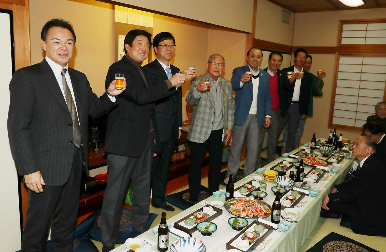 19年1月に天地会が行われて乾杯する、左から阪神和田SA、平田2軍監督、南顧問、吉田氏、岡田氏、福間氏、八木氏、中山氏ら