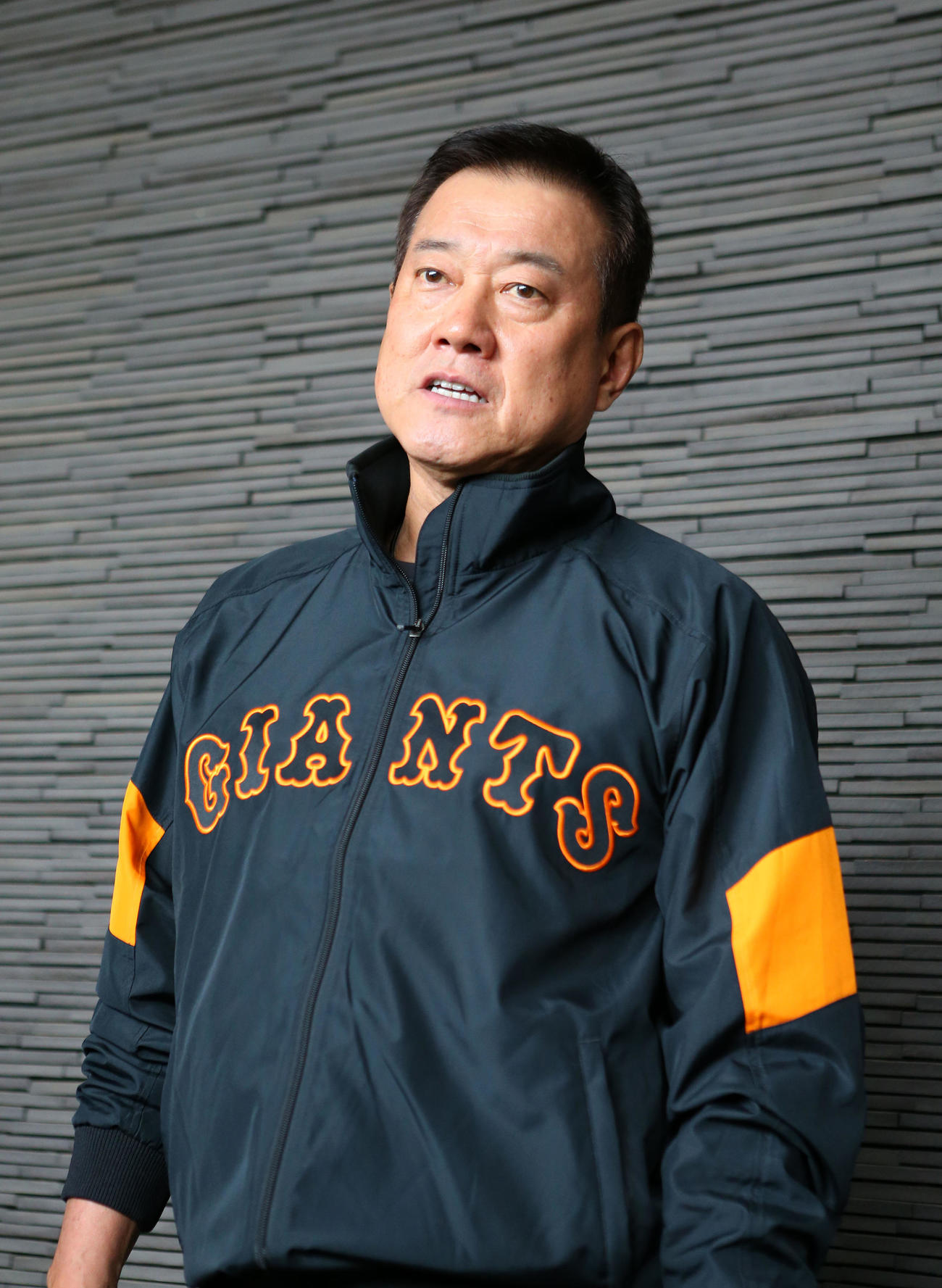囲み取材に対応する巨人原監督（撮影・大野祥一）
