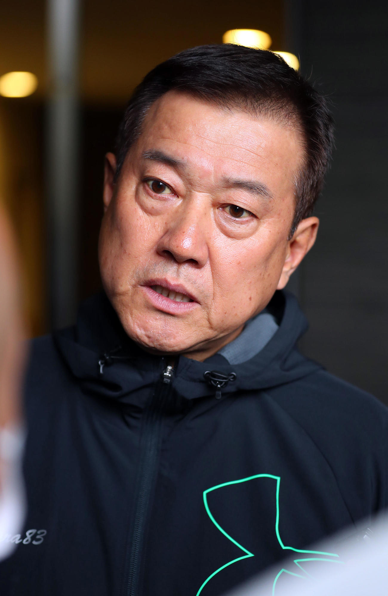 囲み取材に対応する巨人原監督（撮影・大野祥一）