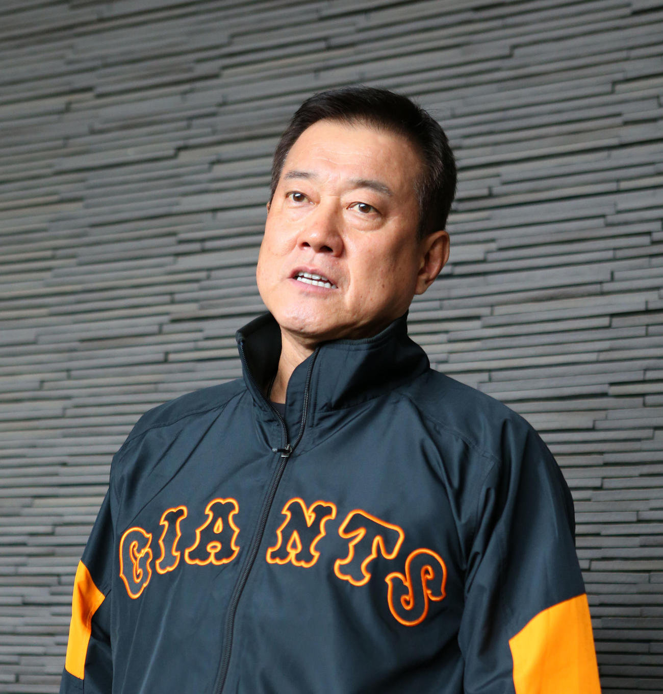 囲み取材に対応する巨人原監督（撮影・大野祥一）