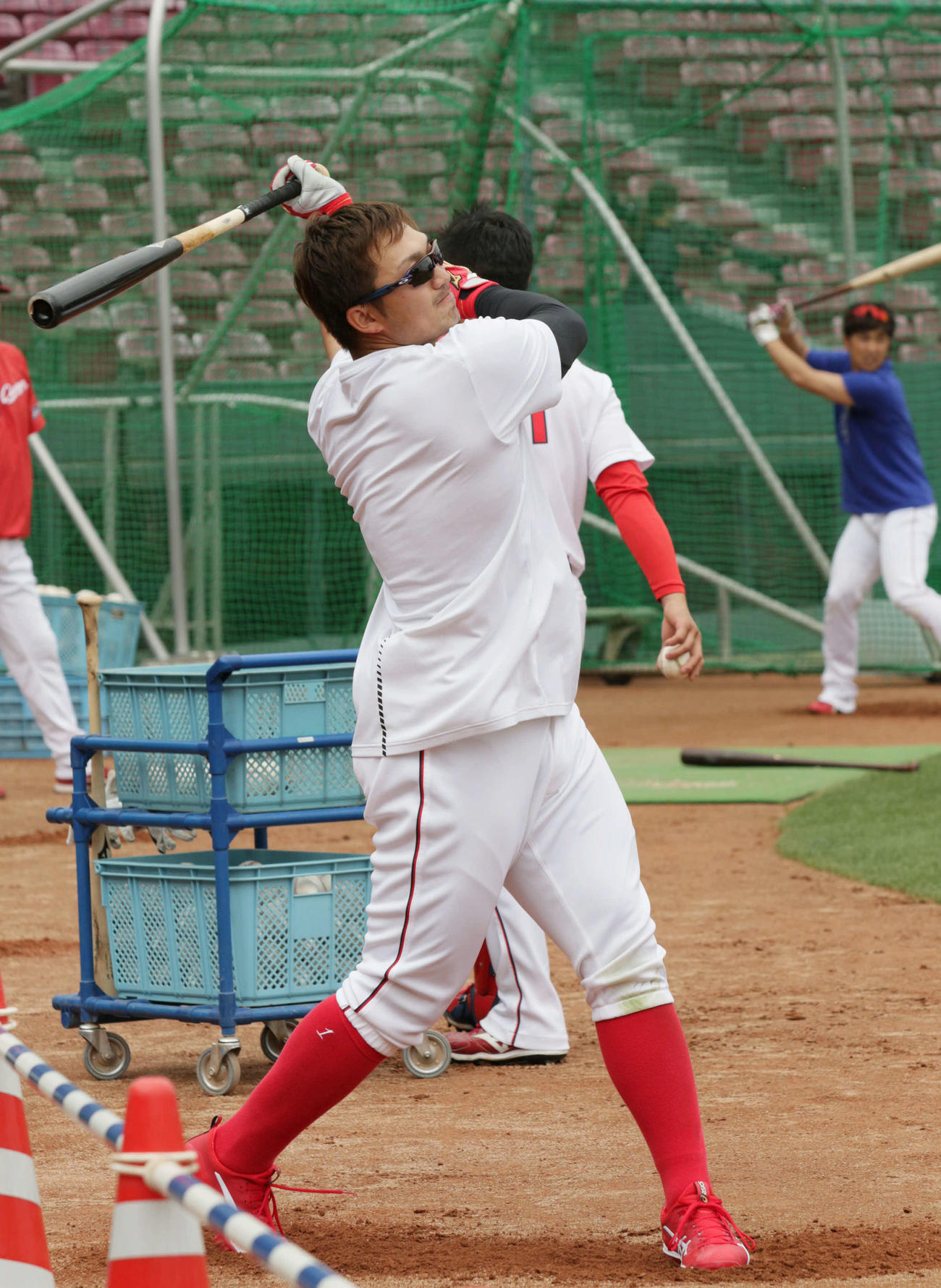 プロ野球広島全体練習　練習の最後に野手全員によるロングティーが行われた。鈴木誠も打ちまくった（撮影・加藤孝規）