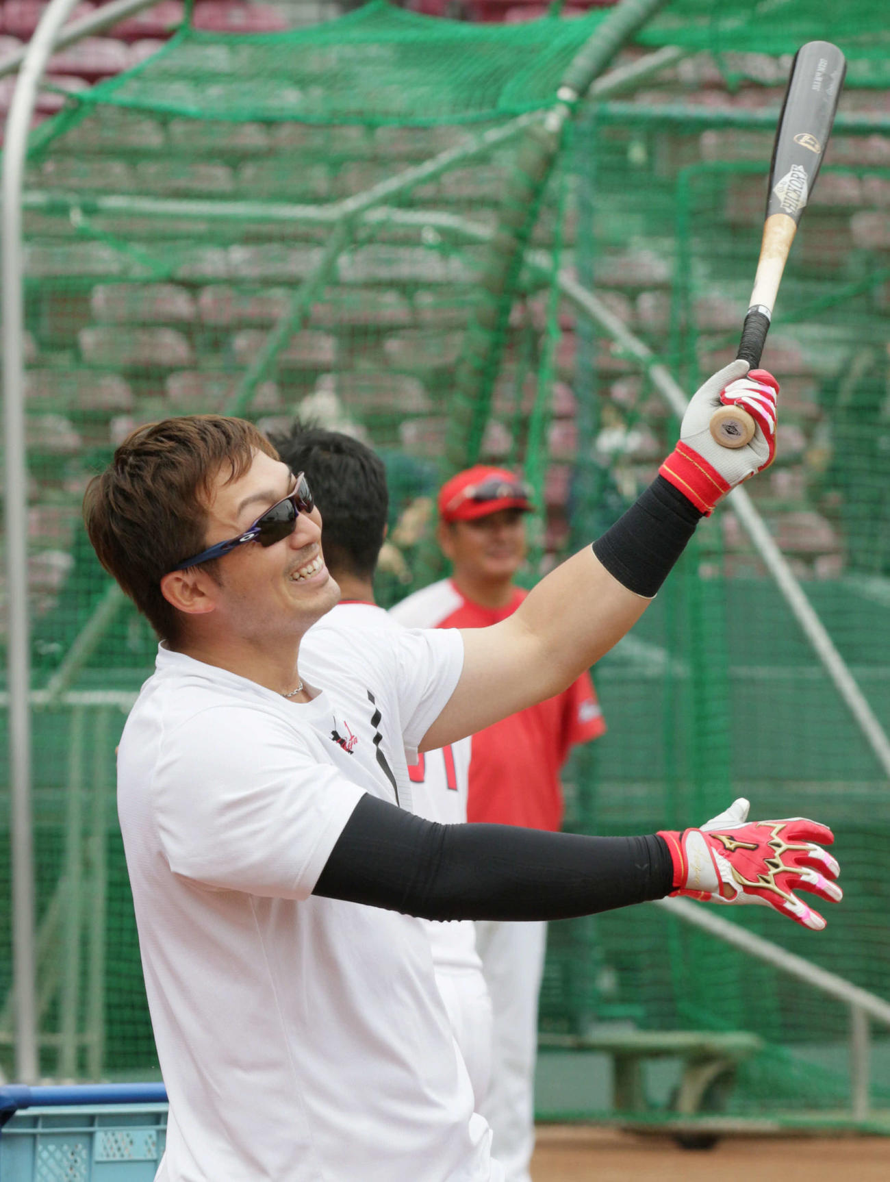 練習の最後に野手全員によるロングティーが行われ鈴木誠は笑顔（撮影・加藤孝規）