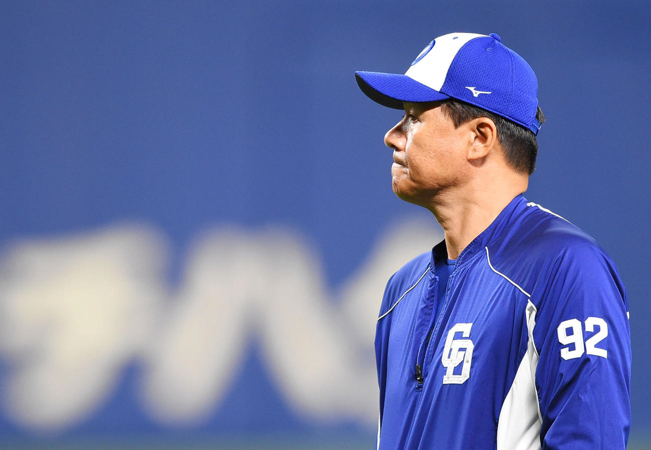 中日練習　唇をかみしめグラウンドを見つめる与田剛監督（撮影・森本幸一）