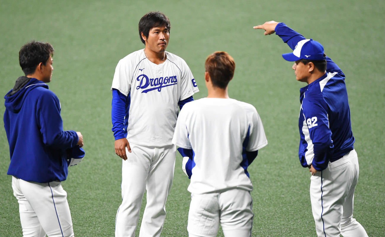 与田監督（右）は、左から高橋、平田、京田らと話をする（撮影・森本幸一）