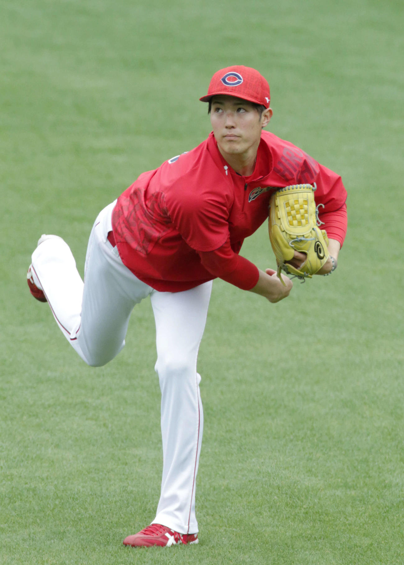 キャッチボールをする広島森下（撮影・加藤孝規）