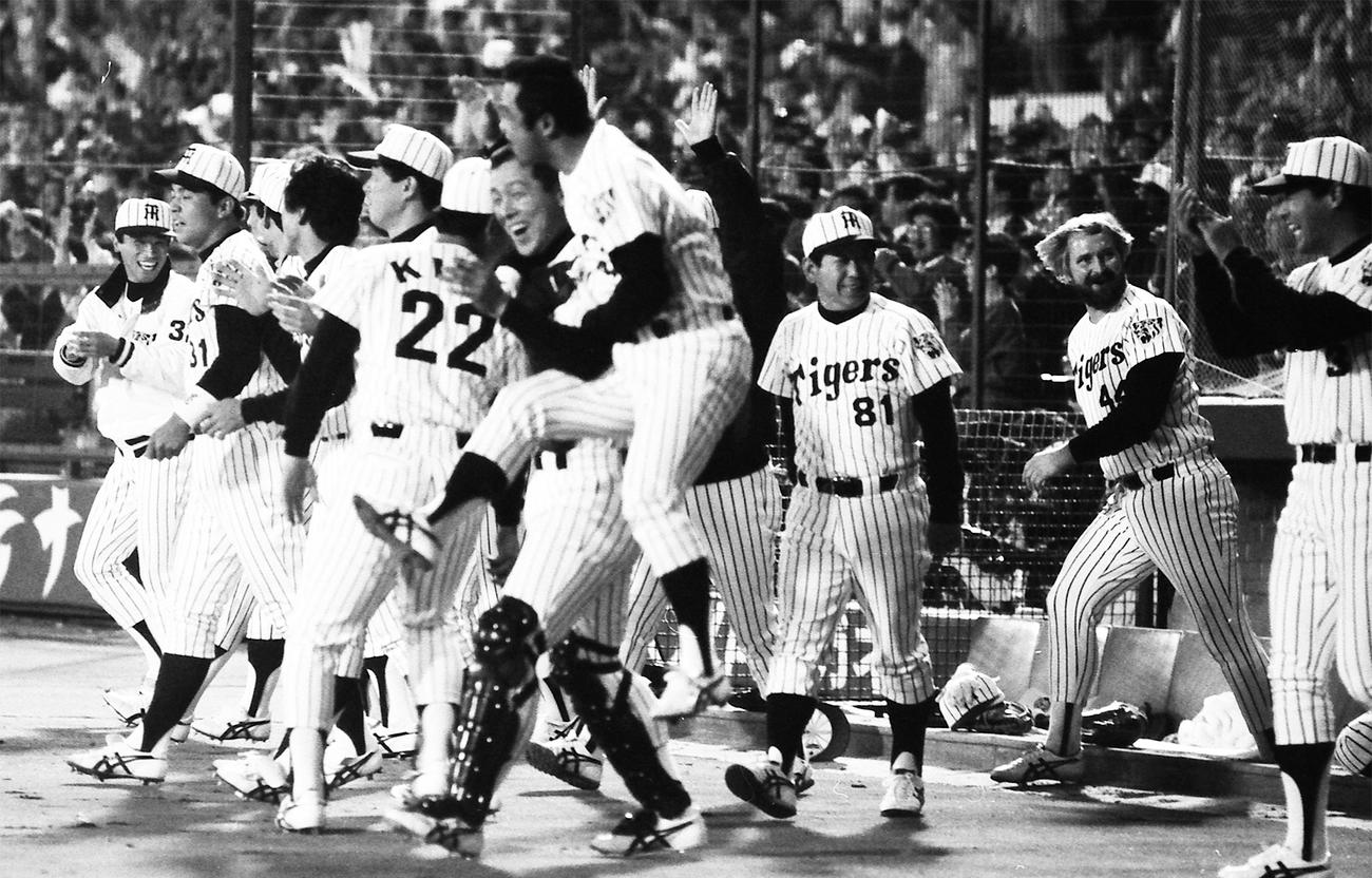 巨人戦でのバックスクリーン3連発に大騒ぎする阪神ベンチ。中央は吉田義男監督（1985年4月17日撮影）