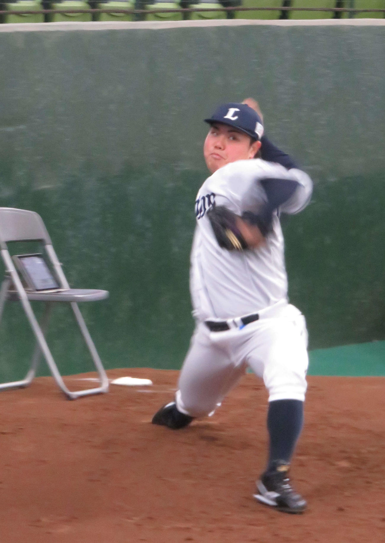 ブルペン投球する西武平良（撮影・栗田成芳）