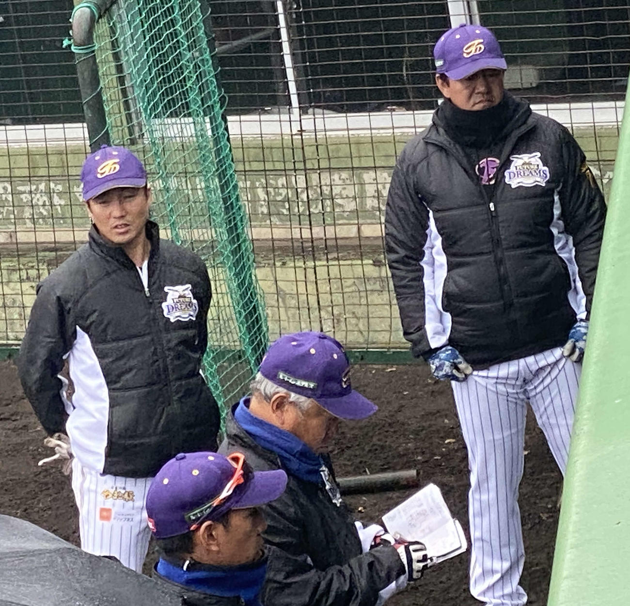 BC武蔵との練習試合に勝利した後、ミーティングに臨む鈴木監督（撮影・湯本勝大）