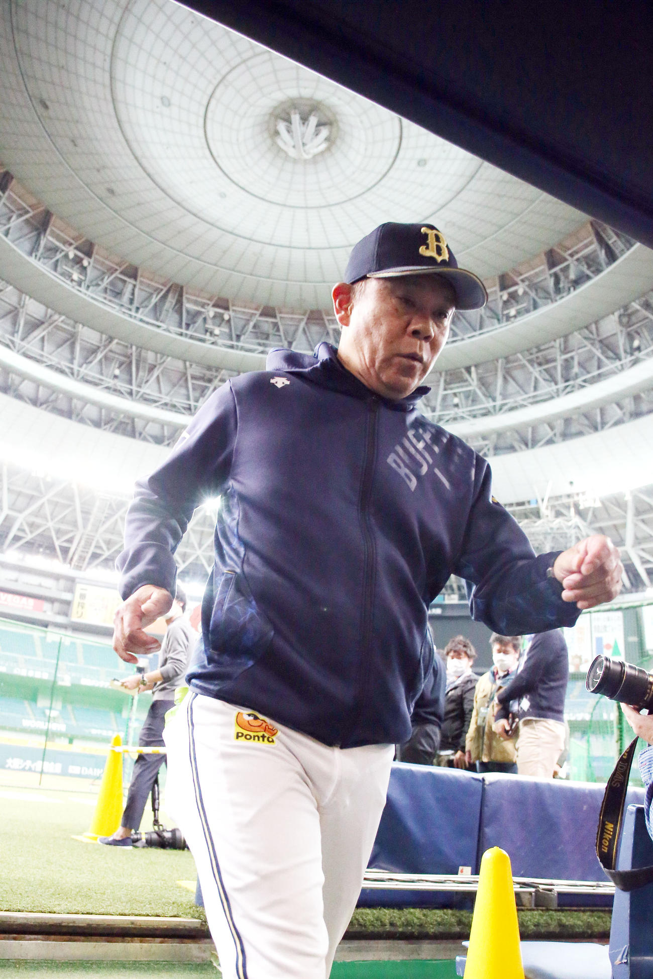 全体練習を終え引き揚げる西村徳文監督（撮影・上山淳一）