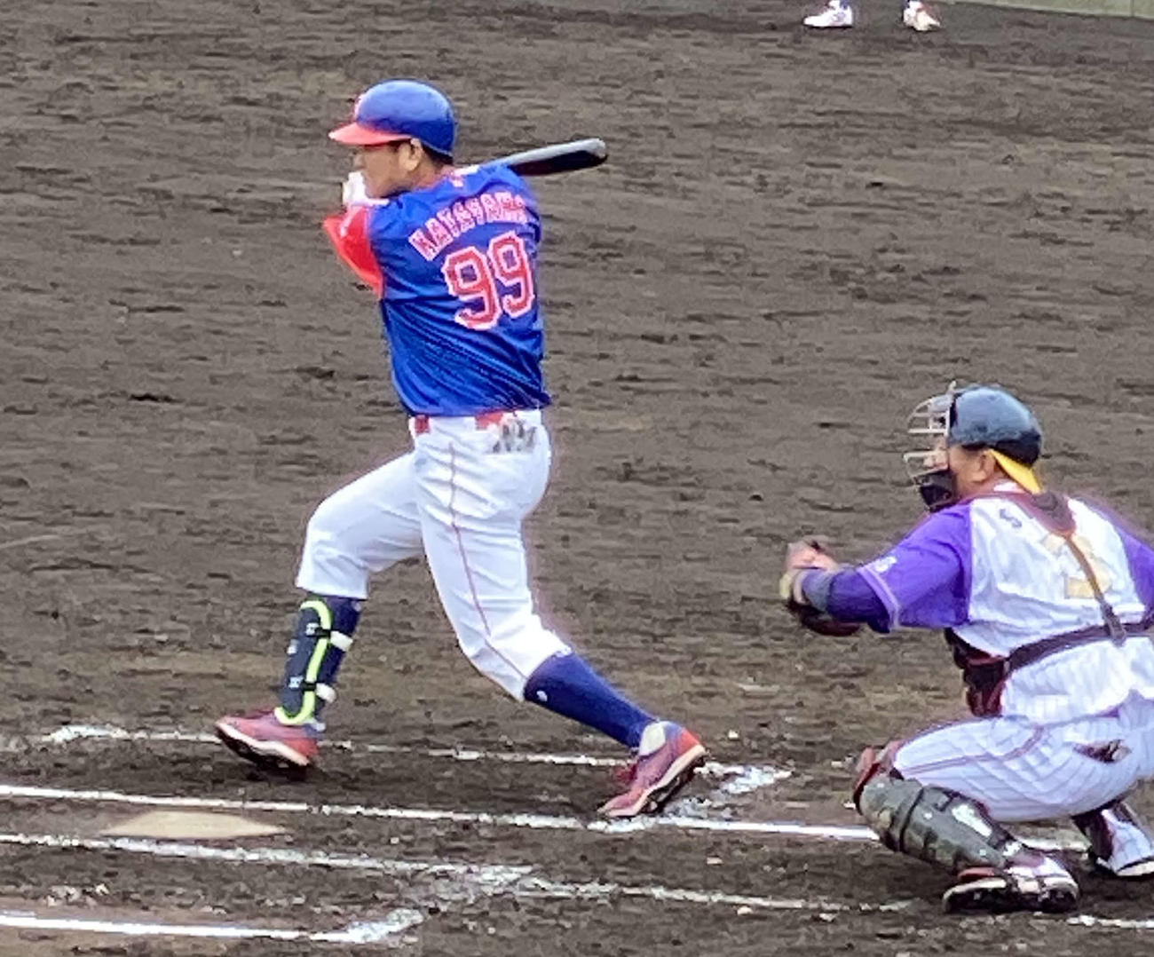 BC神奈川との練習試合で左前安打を放つBC武・蔵片山博視内野手兼ヘッドコーチ（撮影・湯本勝大）