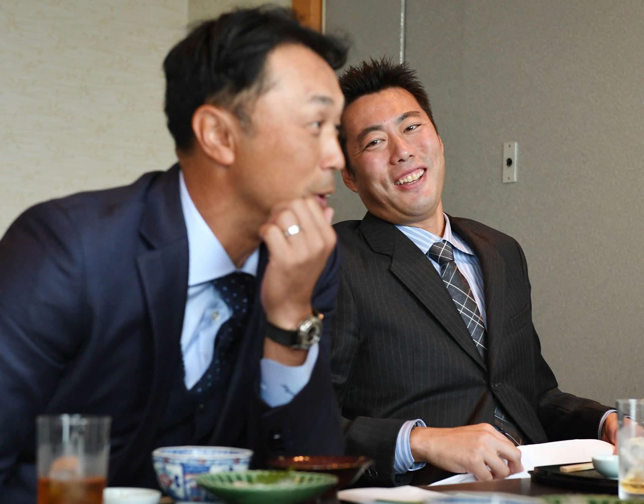 対談する上原浩治氏（右）と宮本慎也氏