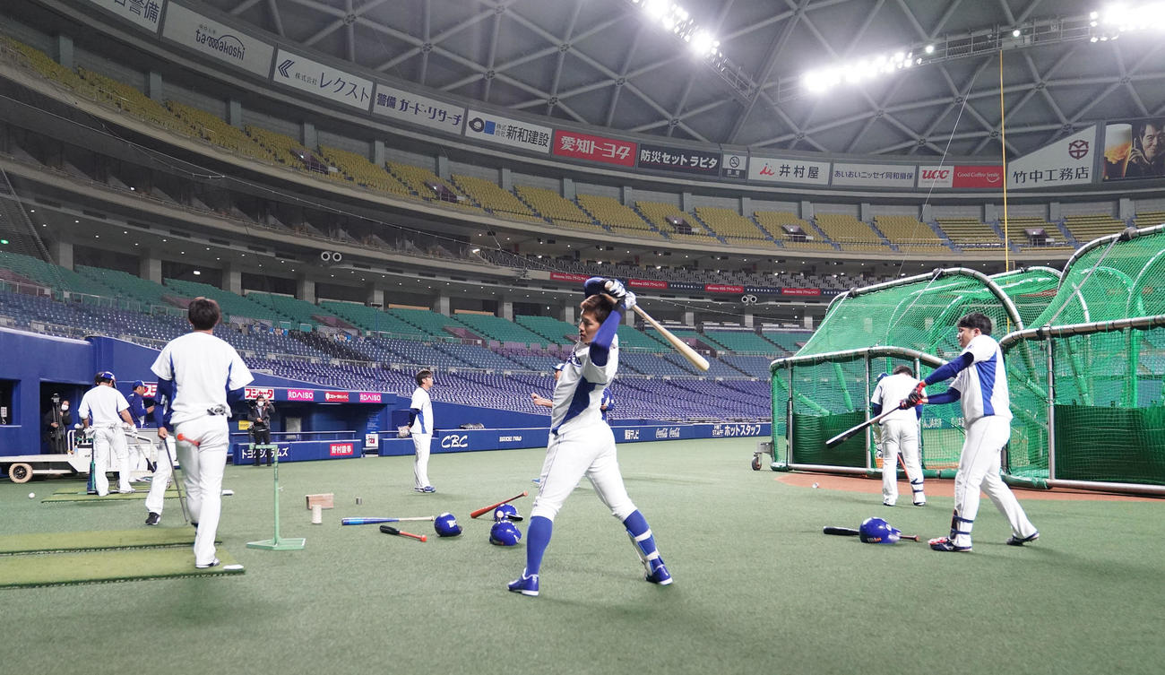 中日練習　時間差自主練習がスタートし打撃練習をする京田陽太（中央）ら野手陣B班（撮影・森本幸一）＝2020年4月1日、ナゴヤドーム