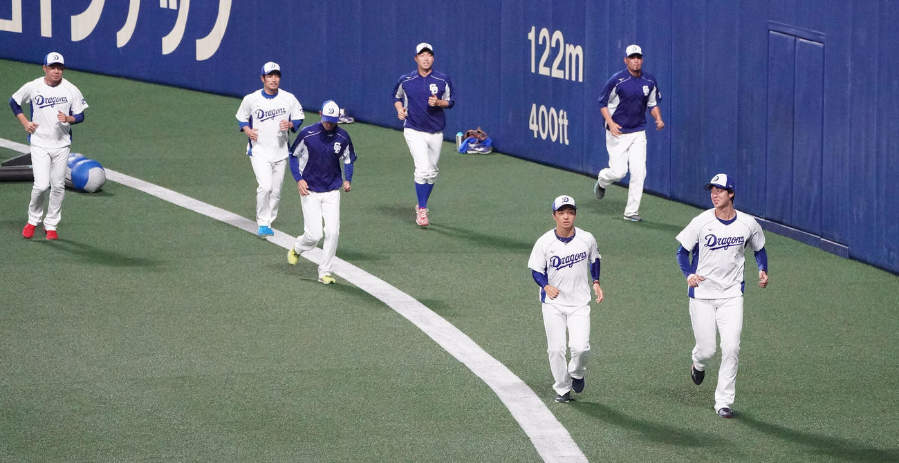 中日練習　時間差自主練習がスタートしランニングをする投手陣A判（左から）大野雄大、祖父江大輔、岡田俊哉、吉見一起、山本拓実、ルイス・ゴンサレス、梅津晃大（撮影・森本幸一）＝2020年4月1日、ナゴヤドーム
