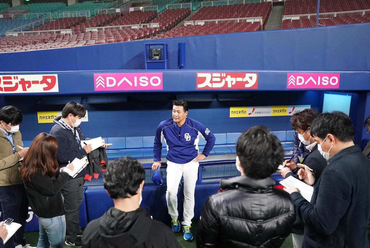 中日練習　練習後、取材に応じる与田剛監督（撮影・森本幸一）＝2020年4月1日、ナゴヤドーム