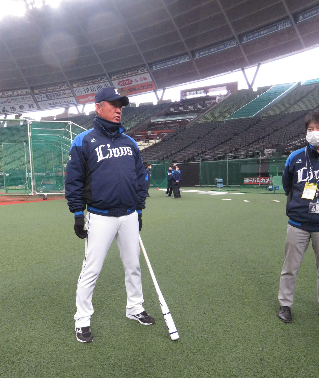 取材に応じる西武辻監督（撮影・栗田成芳）