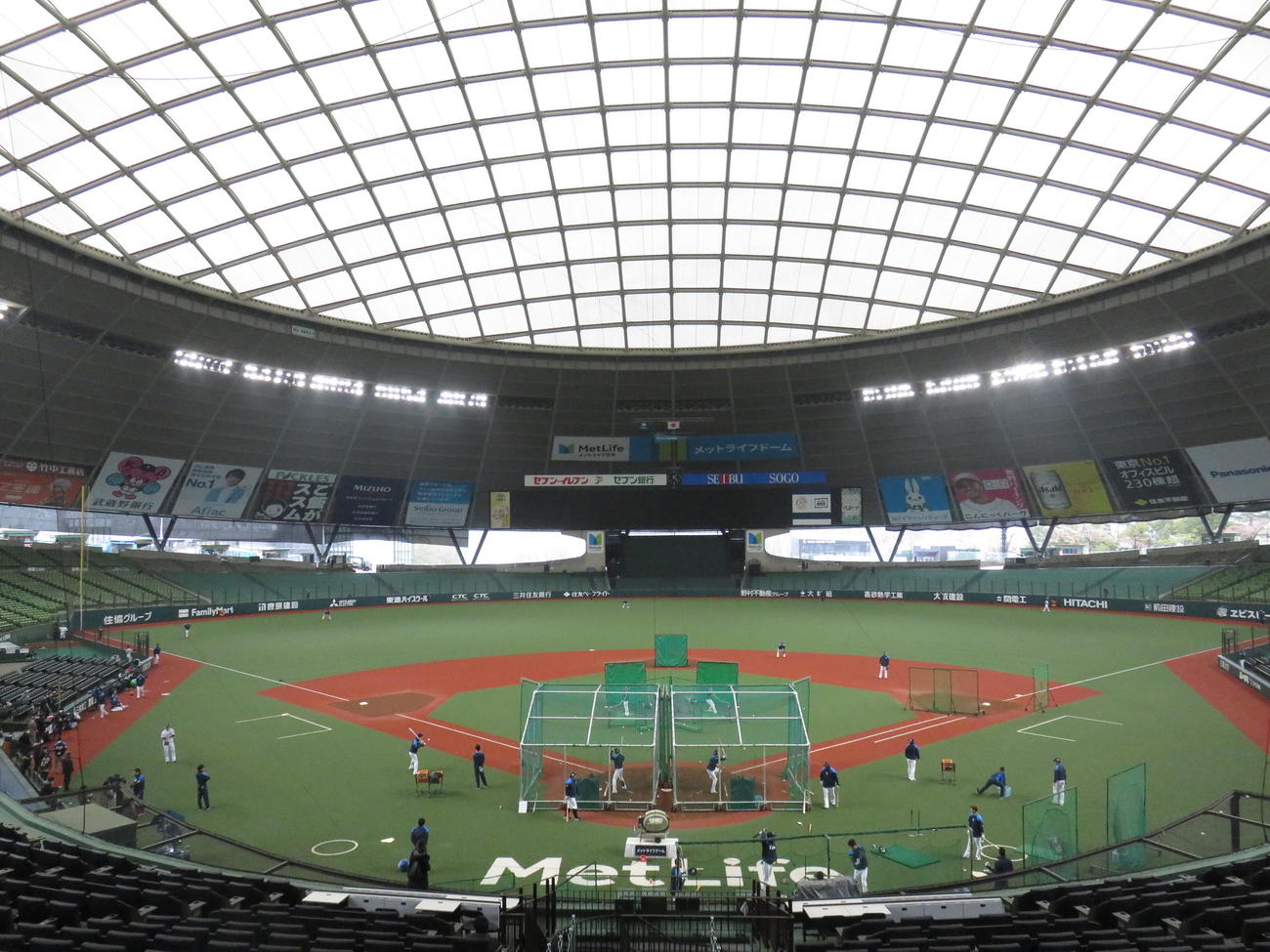 本拠地のメットライフドームで全体練習を行う西武（撮影・栗田成芳）