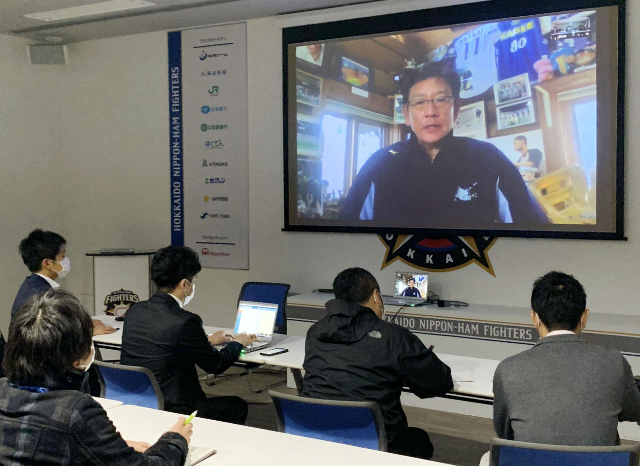 オンラインの取材に応じる、モニターに映る日本ハム栗山監督（共同）」