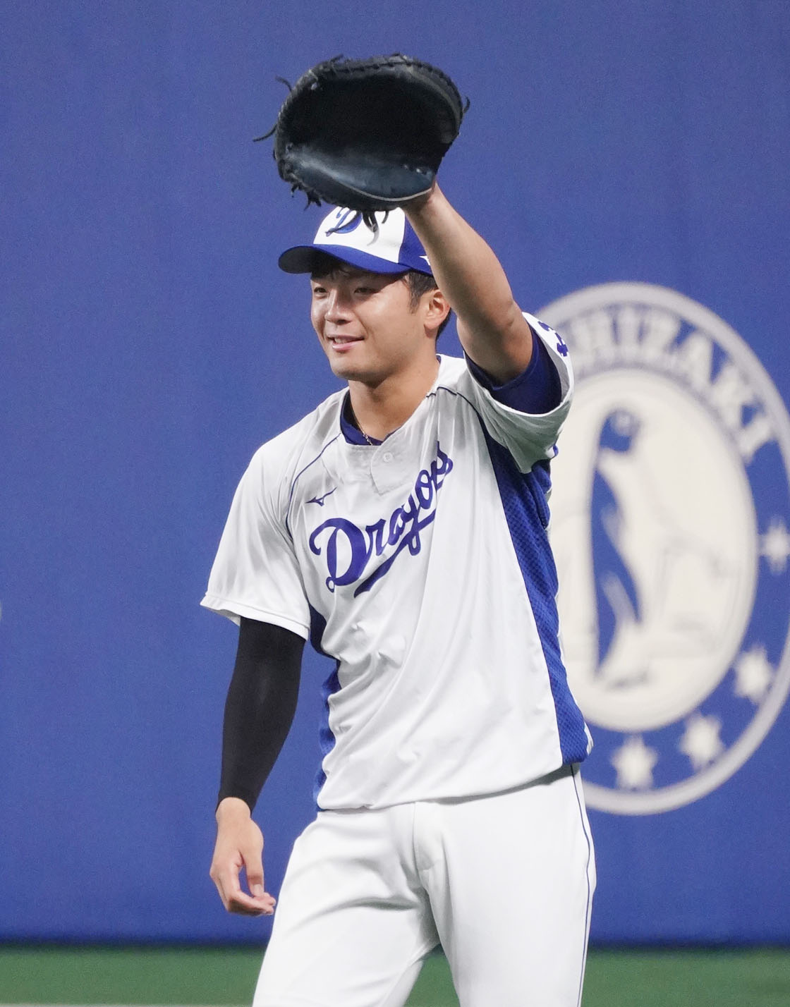 明るい表情でノックを受ける中日郡司（撮影・森本幸一）