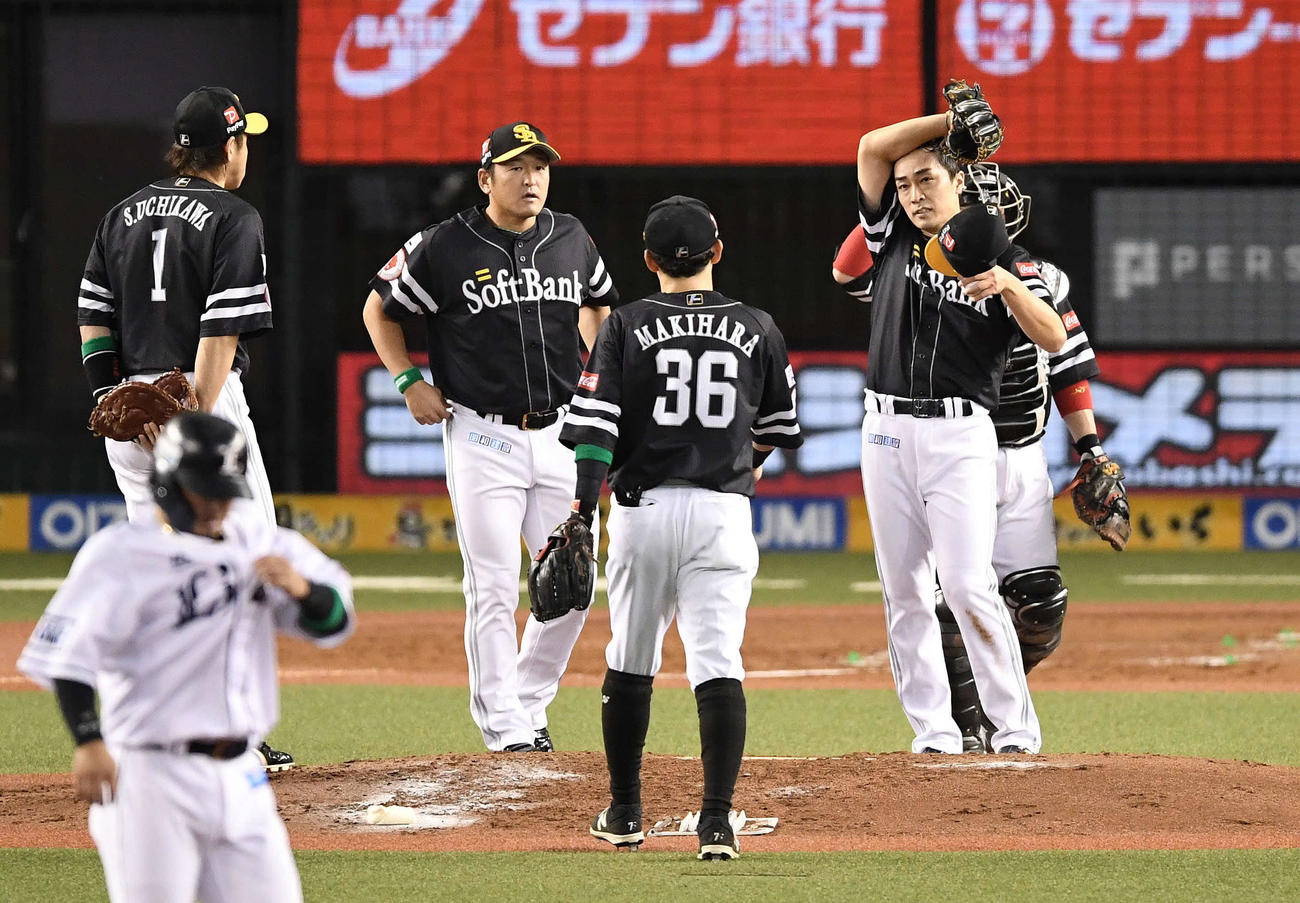 10月9日、ファイナルステージで中村に適時打を浴びた和田（右）